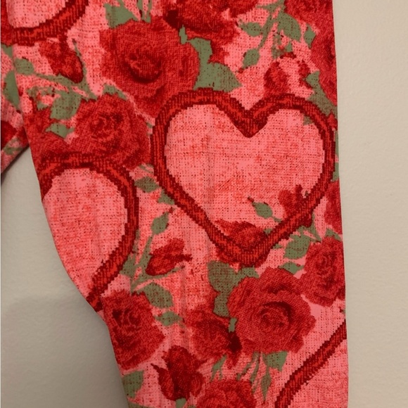 LuLaRoe Valentine Valentine’s Day TC Tall & Curvy Red Pink Hearts Roses Leggings - Picture 3 of 7